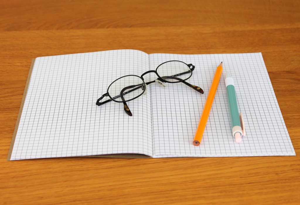 Cahier, lunettes, crayon rentrée des classes