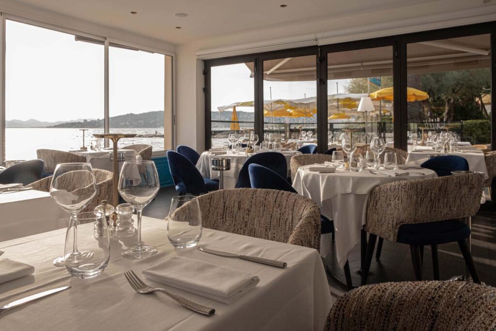 Photographie de la salle du restaurant Cap Riviera à Juan-les-Pins par Dreampix communication Antibes